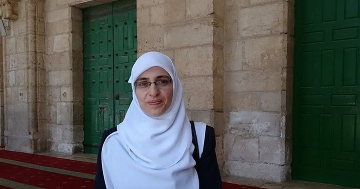 من هي هنادي الحلواني المعلمة الفلسطينية