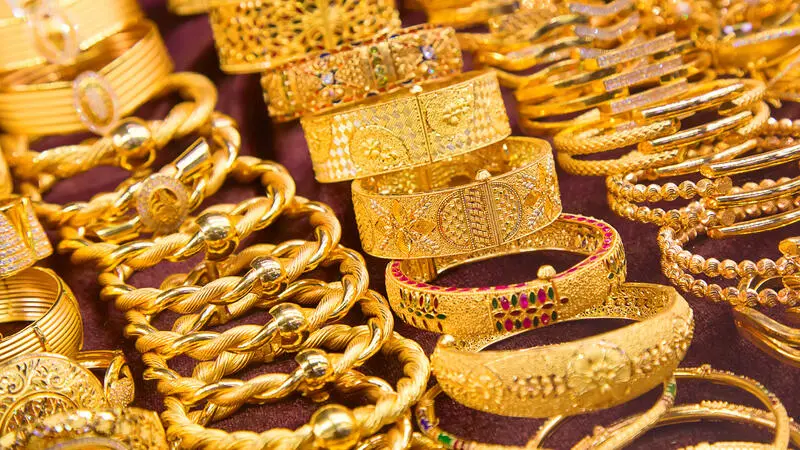 تفسير رؤية الذهب في المنام لابن سيرين.. للعزباء والمتزوجة