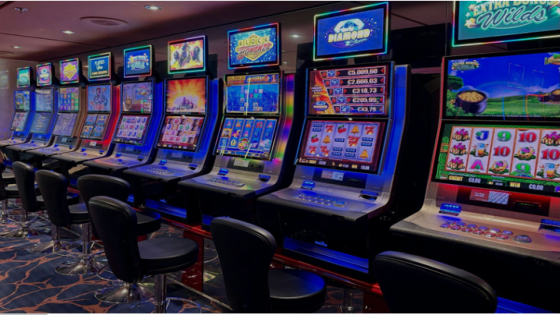 خلف البكرات: كيف تعمل خوارزميات ماكينات القمار وتضمن العدالة في الكازينوهات العربية